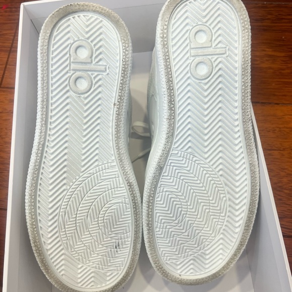 ALO Yoga Natural White Sneakers - Picture 4 of 9